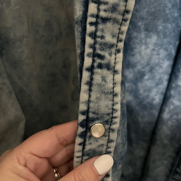 Distressed acid wash Jean jacket - Picture 3 of 5